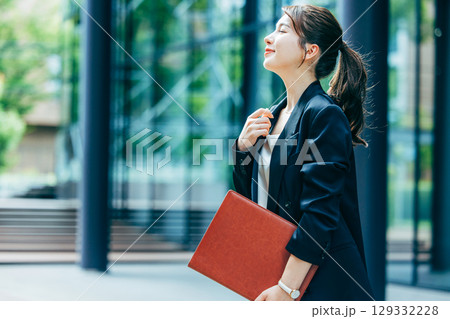 ファイルを持つビジネスウーマン 129332228