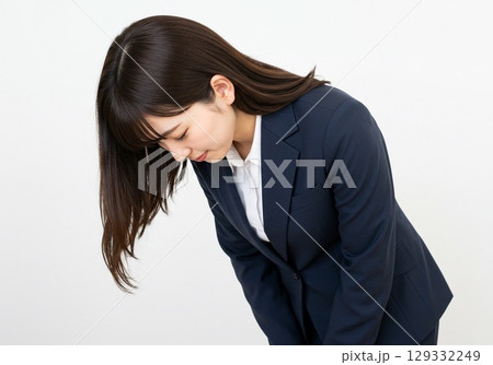 日本人OLポーズ／謝罪・おじぎ（白バック・切り抜き用） 129332249