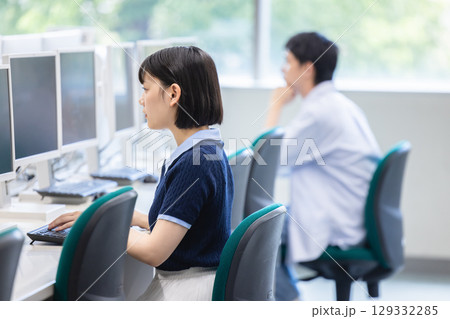 パソコンに向かう学生 129332285