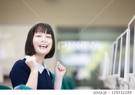 ガッツポーズする女性 129332289