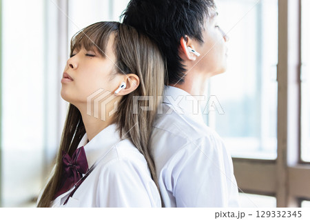 高校生 男女 高校生 男女 129332345