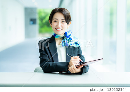 案内する受付の女性 129332544