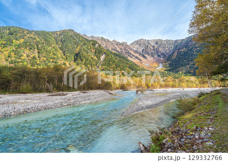 「長野県」紅葉に染まった上高地の秋風景 「長野県」紅葉に染まった上高地の秋風景 129332766