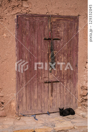 モロッコ アイトベンハッドゥドアの前の黒猫 129332845