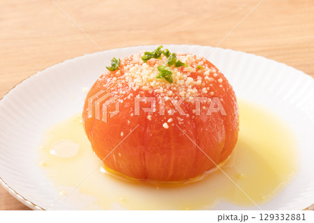 冷やしトマト（湯剥き　オリーブオイル　粉チーズ） 129332881