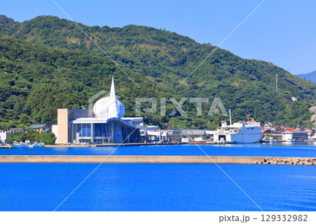 【島根県】晴天の七類港（隠岐汽船ターミナルビル「メテオプラザ」） 129332982