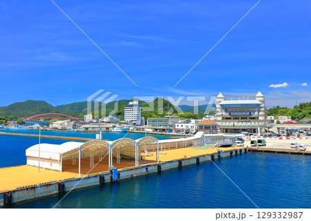 【島根県】快晴の風待ち西郷・みなとオアシス（隠岐の島「おき西郷港」） 129332987