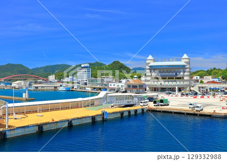 【島根県】快晴の風待ち西郷・みなとオアシス（隠岐の島「おき西郷港」） 129332988