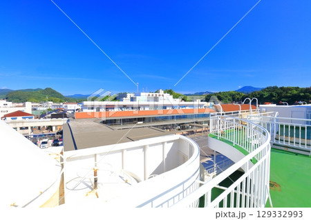 【島根県】快晴の風待ち西郷・みなとオアシス（隠岐の島「おき西郷港」） 129332993