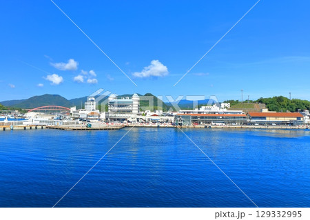 【島根県】快晴の風待ち西郷・みなとオアシス（隠岐の島「おき西郷港」） 129332995