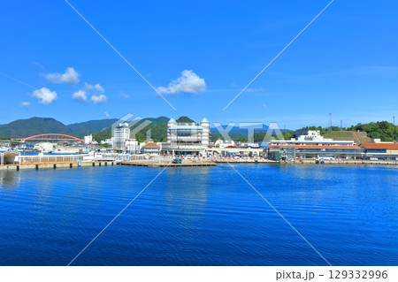 【島根県】快晴の風待ち西郷・みなとオアシス（隠岐の島「おき西郷港」） 129332996