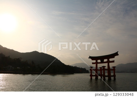 神秘的な海上の大鳥居|広島・厳島神社の風景 神秘的な海上の大鳥居|広島・厳島神社の風景 129333048