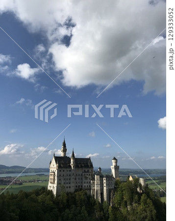 ドイツの名城 ノイシュバンシュタイン城 晴れ渡る日の絶景 ドイツの名城 ノイシュバンシュタイン城 晴れ渡る日の絶景 129333052