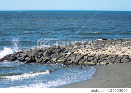 茅ヶ崎柳島海岸の石積み 茅ヶ崎柳島海岸の石積み 129333093