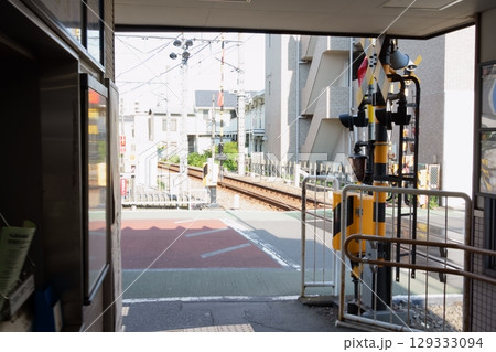 西日が明るい九品仏駅構内からの風景（東急電鉄） - 夏の始まりの夕方 129333094