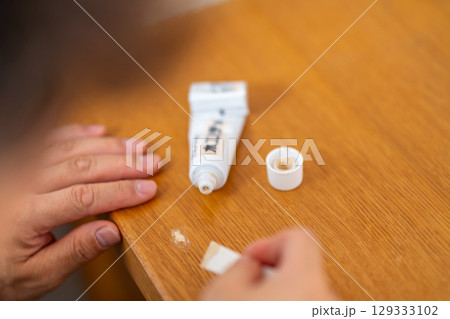 リフォーム　DIY　カウンター　パテ埋め　穴隠し　下地処理　下地調整　パテ処理　店舗改装 129333102