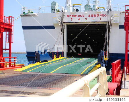 フェリーの車両積み込みゲート フェリーの車両積み込みゲート 129333163