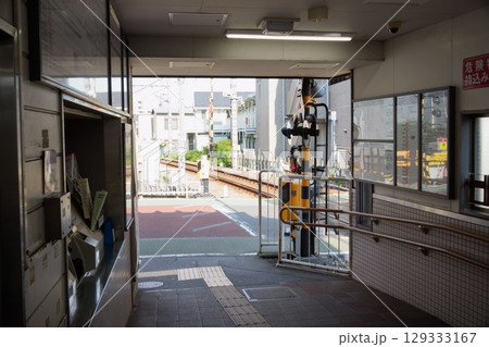 西日が明るい九品仏駅構内からの風景(東急電鉄) - 夏の始まりの夕方 西日が明るい九品仏駅構内からの風景(東急電鉄) - 夏の始まりの夕方 129333167