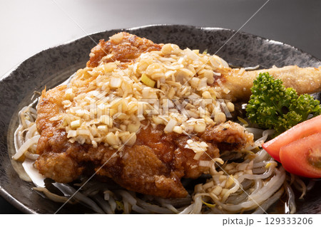 鶏肉　骨付きもも　油淋鶏 129333206