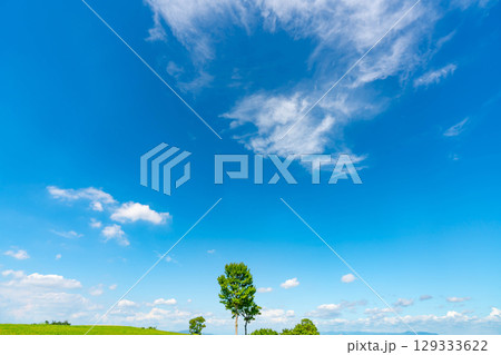 青空と雲と草原 129333622