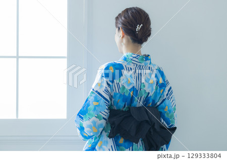 窓辺の浴衣の女性　  129333804