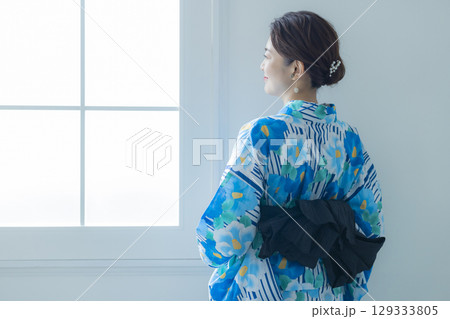 窓辺の浴衣の女性　  129333805