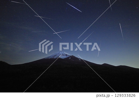 流星群と富士山(合成) 129333826