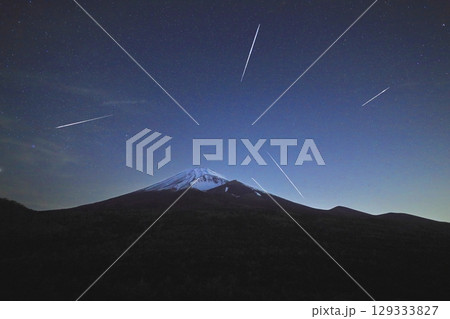 流星群と富士山(合成) 129333827