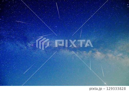 流星群と天の川(合成) 129333828
