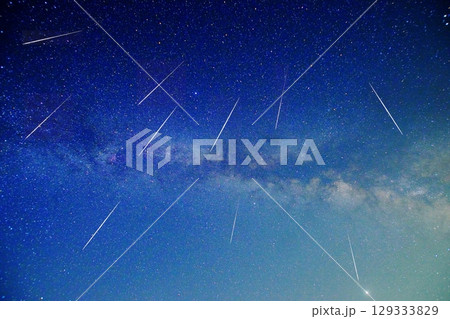 流星群と天の川(合成) 129333829