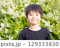公園で遊ぶ笑顔の小学生の男の子　元気な日本人の子供 129333830