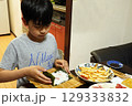 手巻き寿司の夕食のご飯を作る小学生の子供 129333832