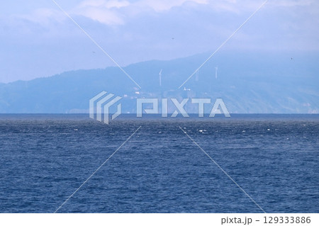 北海道最南端の白神岬から眺める青森県龍飛崎 129333886