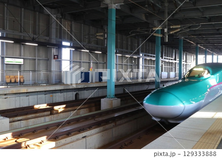 北海道新幹線 木古内駅を通過するH5系 E5系車両 北海道新幹線 木古内駅を通過するH5系 E5系車両 129333888