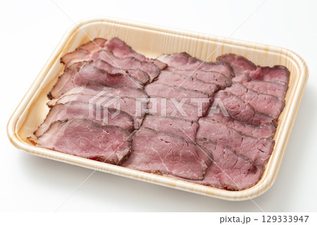 プラトレーに入ったローストビーフ 白バック プラトレーに入ったローストビーフ 白バック 129333947
