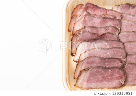 ローストビーフ　白バック 129333951
