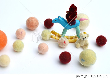 紙粘土の木馬とフェルトボールの年賀素材　  129334093