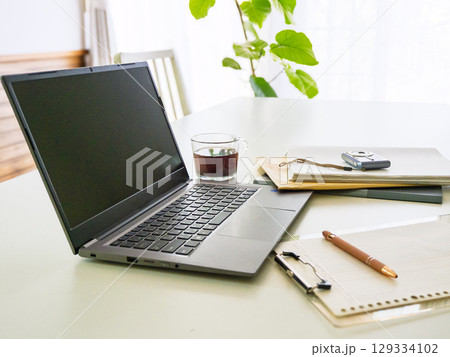 ノートパソコン、バインダー、売上伝票 129334102