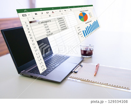 ノートパソコン、バインダー、表計算 ノートパソコン、バインダー、表計算 129334108