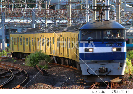 東海道貨物線を西へ…近江鉄道へ向かう西武新宿線旧2000系電車 東海道貨物線を西へ…近江鉄道へ向かう西武新宿線旧2000系電車 129334159