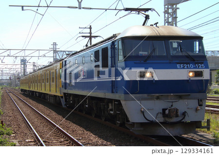 東海道貨物線を西へ…近江鉄道へ向かう西武新宿線旧2000系電車 129334161