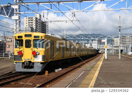 東海道本線を西へ…近江鉄道へ向かう西武新宿線旧2000系電車 129334162