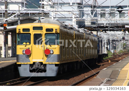 東海道本線を西へ…近江鉄道へ向かう西武新宿線旧2000系電車 129334163