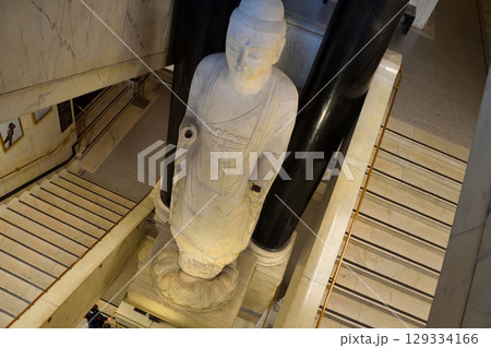 大英博物館の階段ホール 129334166