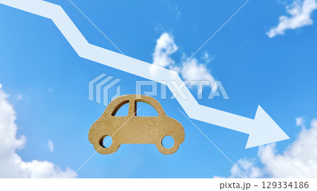 ナチュラルな車小物と右下がりのジグザグ矢印_青空背景 129334186