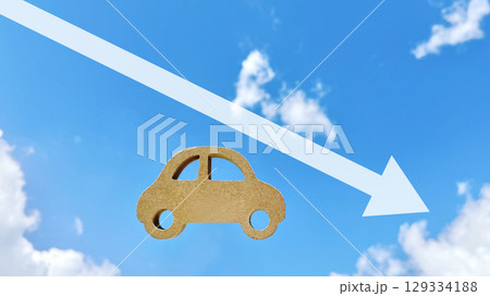 ナチュラルな車小物と右下がりの矢印_青空背景 ナチュラルな車小物と右下がりの矢印_青空背景 129334188