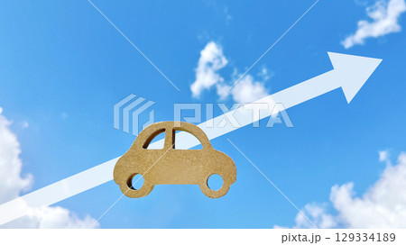 ナチュラルな車小物と右上がりの矢印_青空背景 ナチュラルな車小物と右上がりの矢印_青空背景 129334189