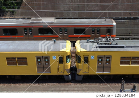 近江鉄道へ向かう西武新宿線旧2000系電車(新秋津駅付近) 近江鉄道へ向かう西武新宿線旧2000系電車(新秋津駅付近) 129334194