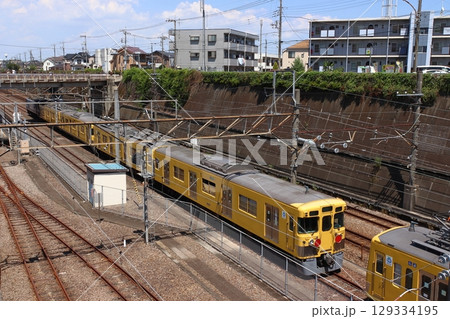 近江鉄道へ向かう西武新宿線旧2000系電車（新秋津駅付近） 129334195