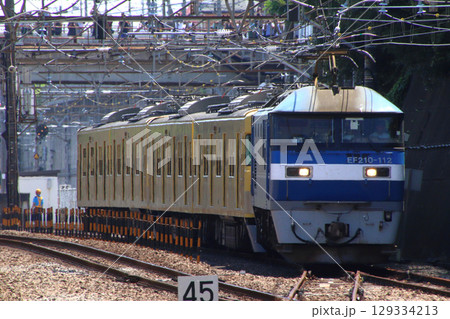 西武線を離れ近江鉄道へ向かう西武新宿線旧2000系電車（新秋津駅→川崎貨物駅） 129334213